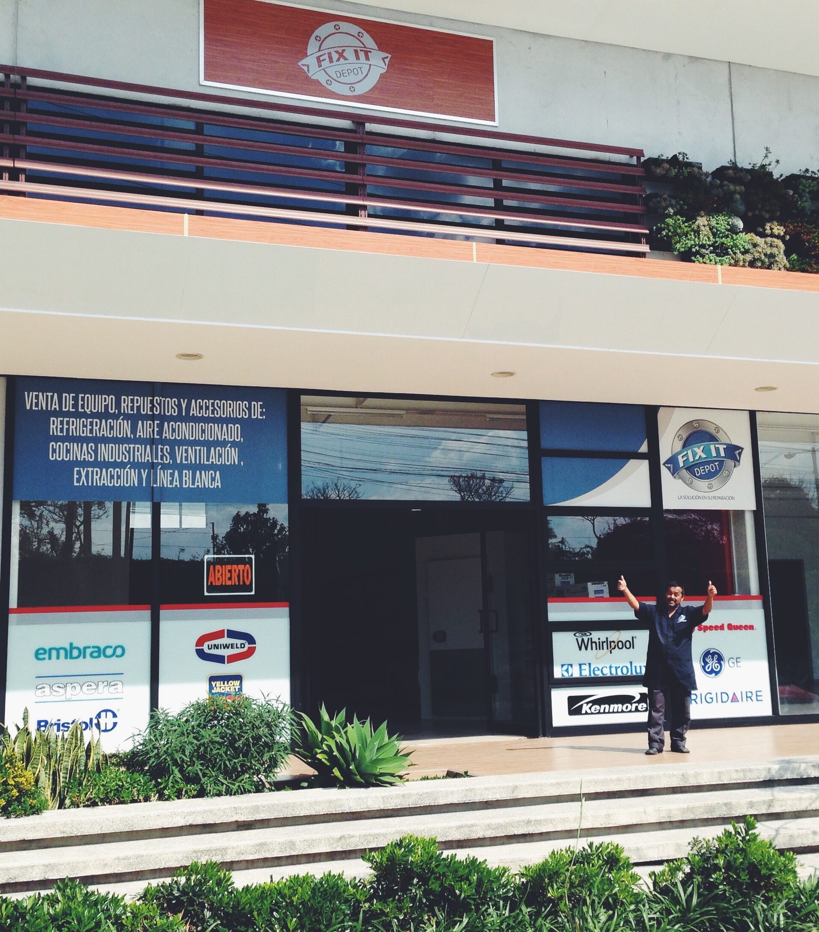 Local de Fix It Depot en Ecoplaza, Guatemala